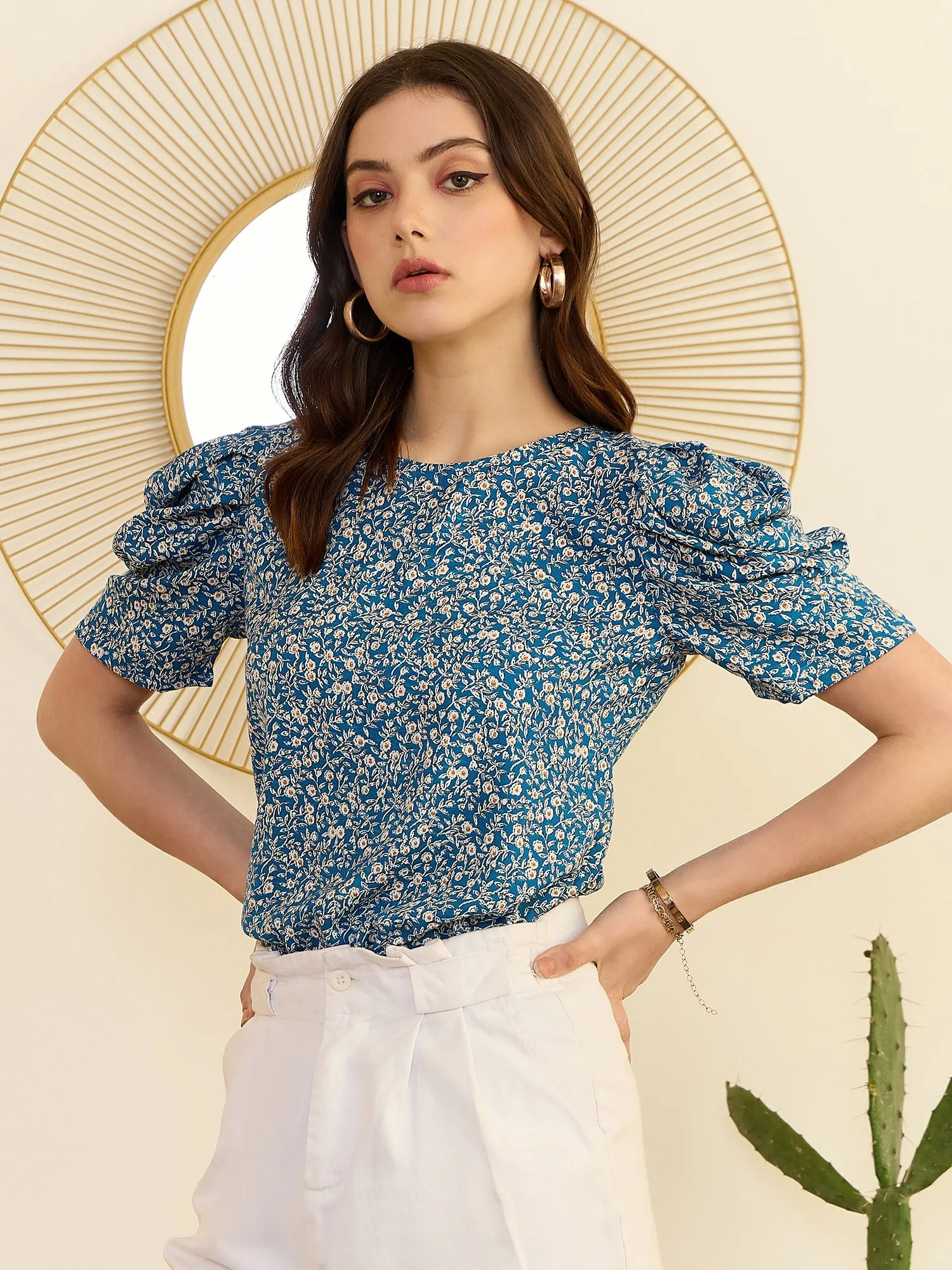 Berrylush Women Blue & White Floral Printed Round Neck Puff Sleeves Back Keyhole Pleated Regular Top