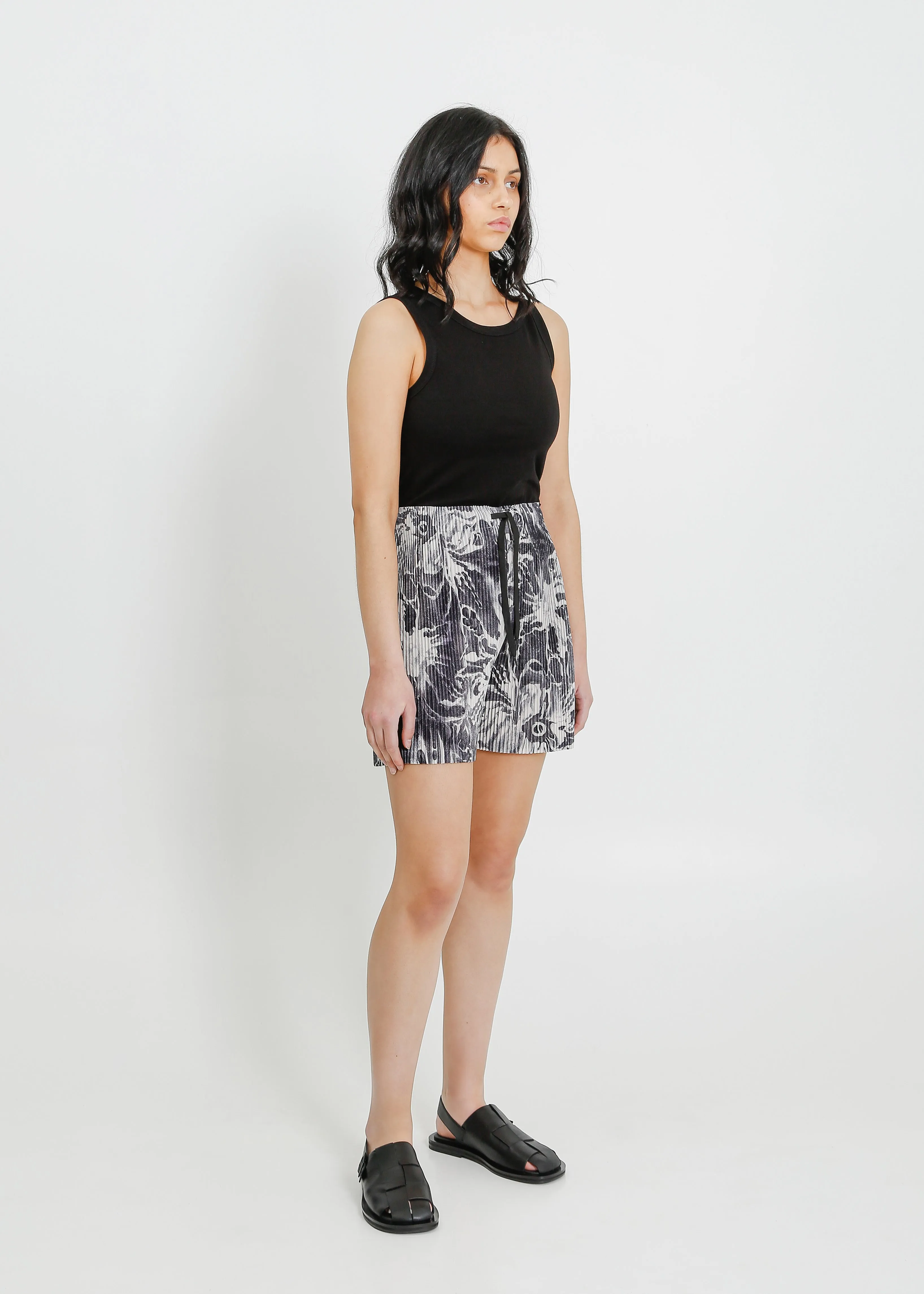 LUCKY PLEAT SHORT / BONE-BLACK